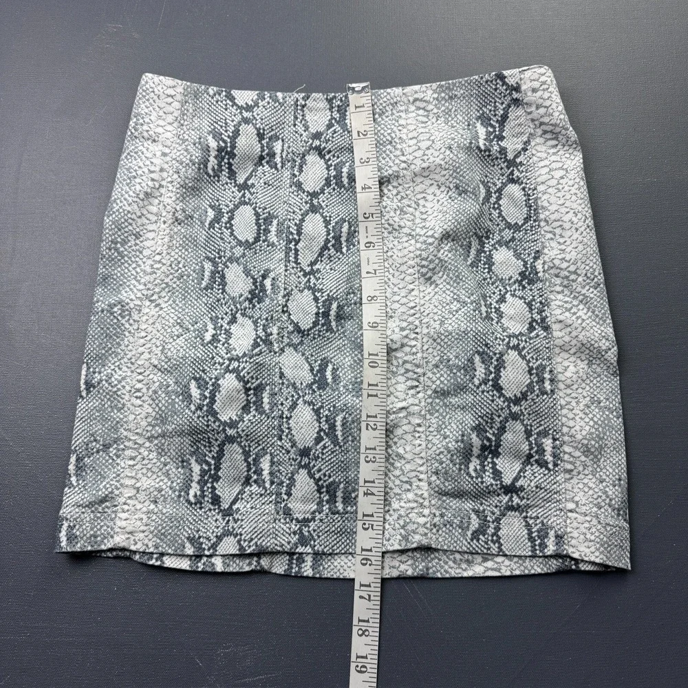 Free People Women's Size 8 Gray Snakeskin Bodycon Mini Skirt Stretch Casual Fit